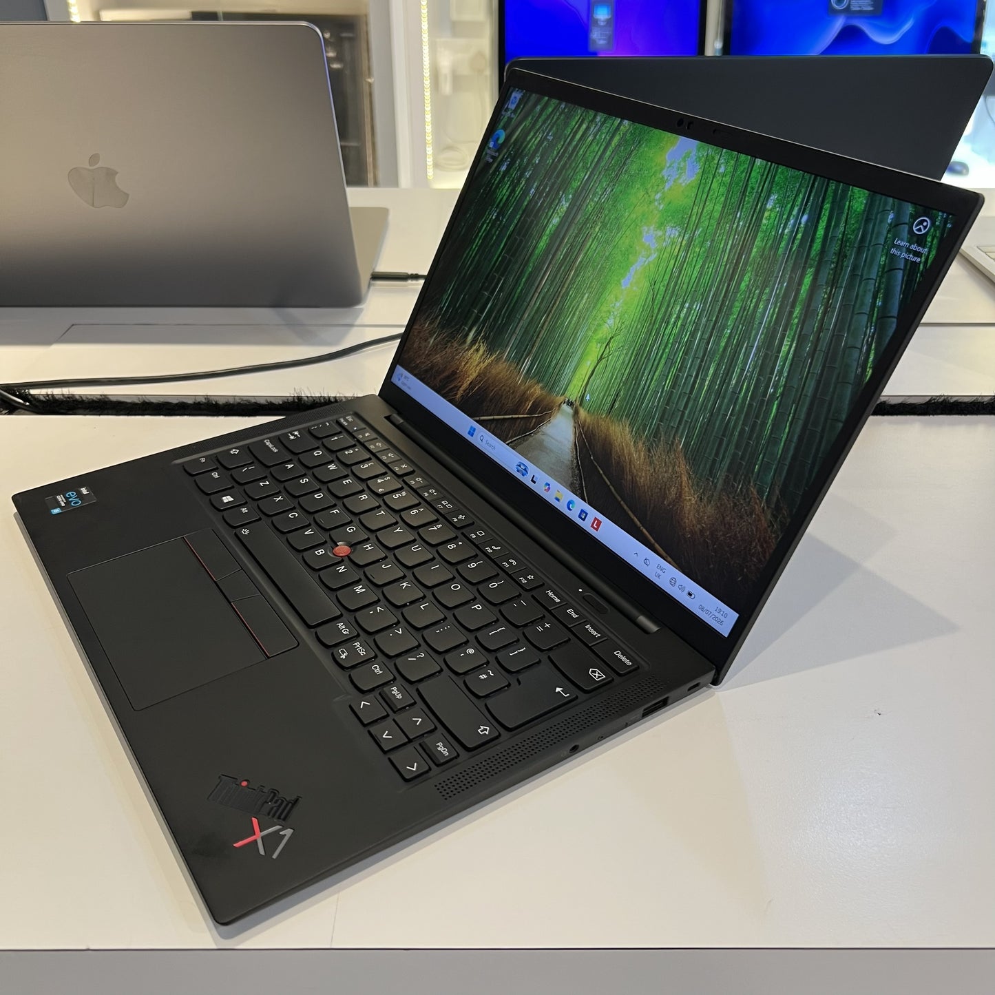 RENEWED Lenovo ThinkPad X1 Carbon Gen 9 (Used)